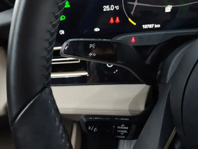 2022 Porsche Taycan с пробегом 13 787 км