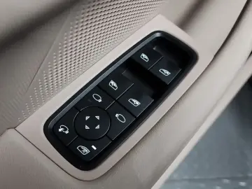 2022 Porsche Taycan с пробегом 13 787 км