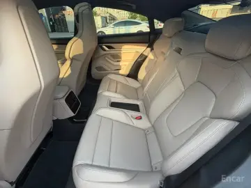2023 Porsche Taycan с пробегом 22 891 км
