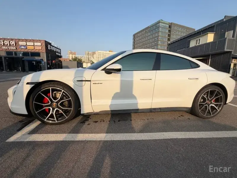 2023 Porsche Taycan с пробегом 22 891 км