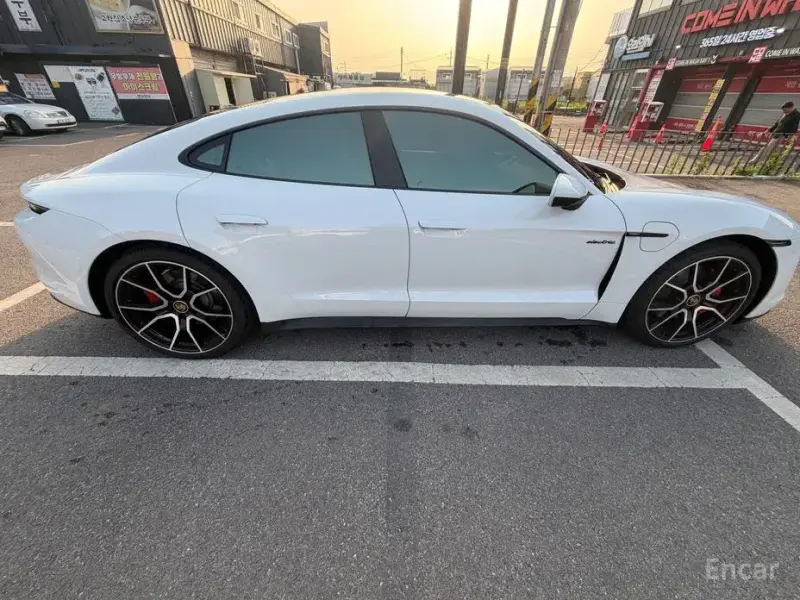 2023 Porsche Taycan с пробегом 22 891 км