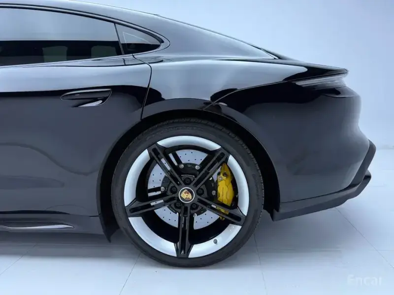 2021 Porsche Taycan с пробегом 34 000 км