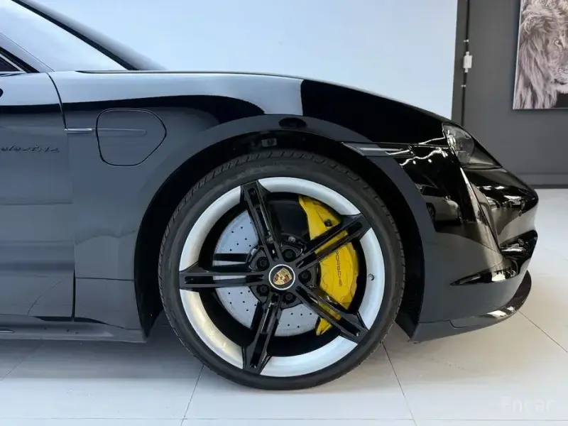 2021 Porsche Taycan с пробегом 34 000 км