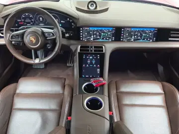2022 Porsche Taycan с пробегом 8 219 км