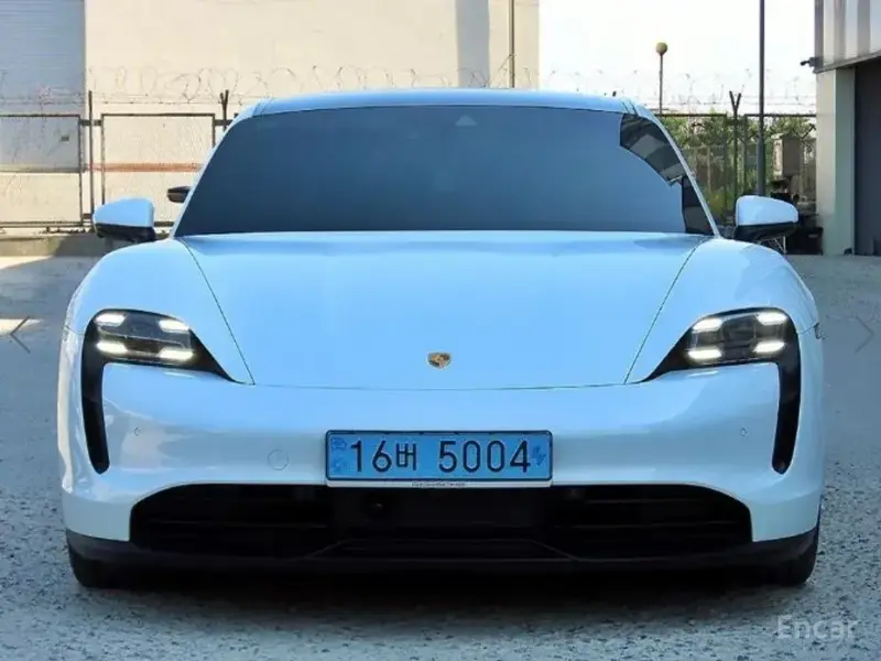 2023 Porsche Taycan с пробегом 33 785 км