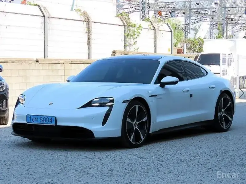 2023 Porsche Taycan с пробегом 33 785 км