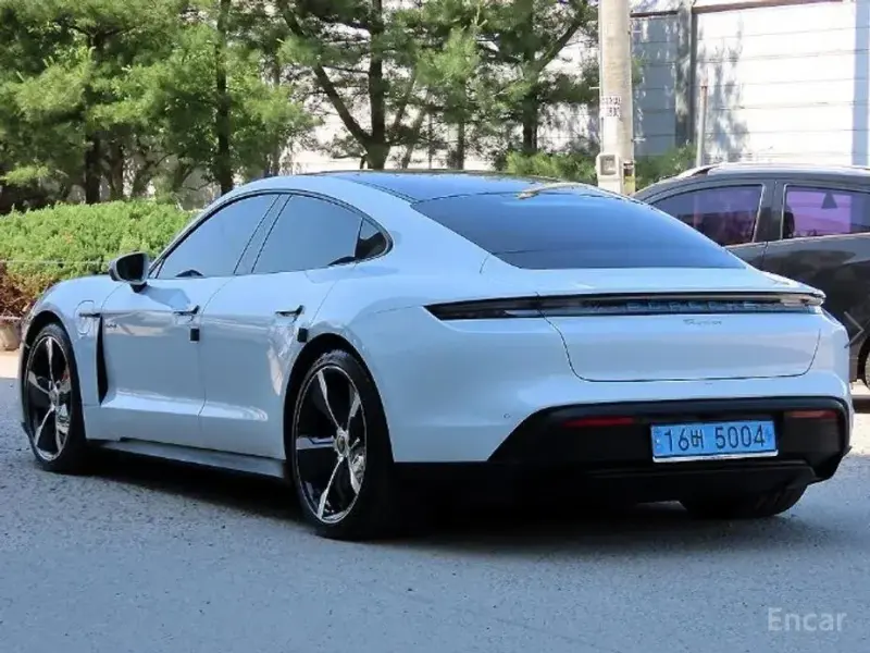 2023 Porsche Taycan с пробегом 33 785 км