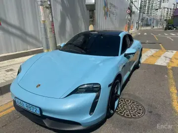 2023 Porsche Taycan с пробегом 13 000 км