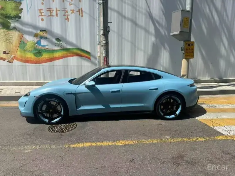 2023 Porsche Taycan с пробегом 13 000 км