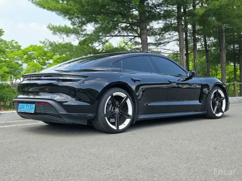2022 Porsche Taycan с пробегом 29 000 км