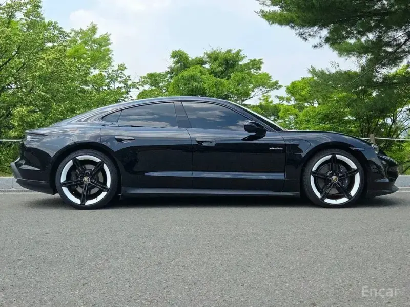 2022 Porsche Taycan с пробегом 29 000 км