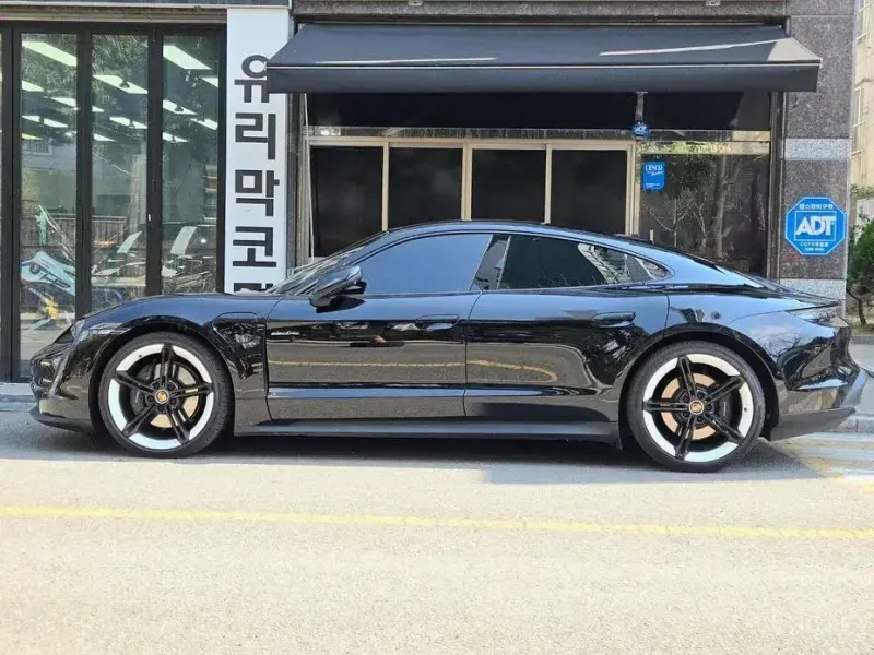 2022 Porsche Taycan с пробегом 29 000 км