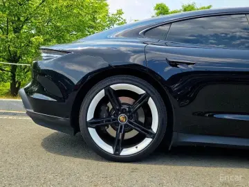 2022 Porsche Taycan с пробегом 29 000 км