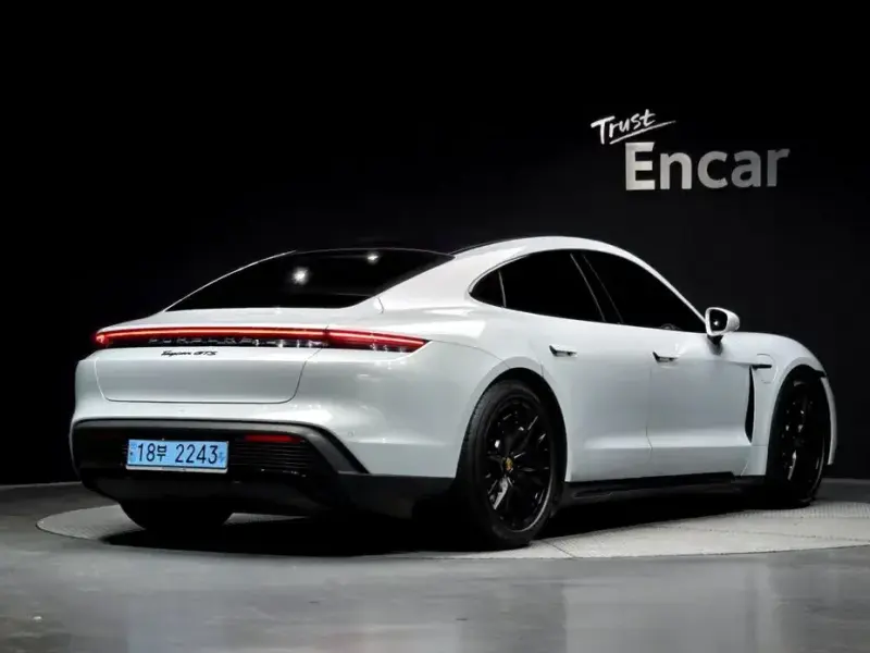 2023 Porsche Taycan с пробегом 48 549 км