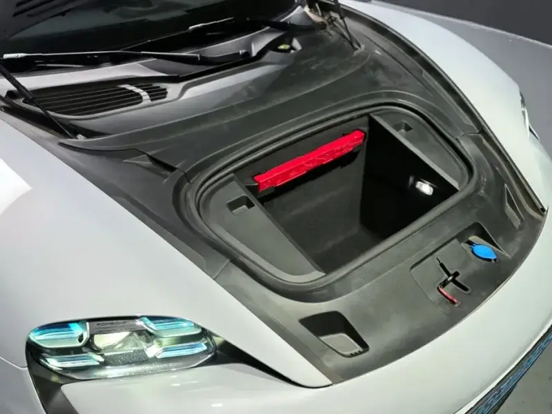 2023 Porsche Taycan с пробегом 48 549 км