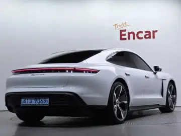 2021 Porsche Taycan с пробегом 30 608 км