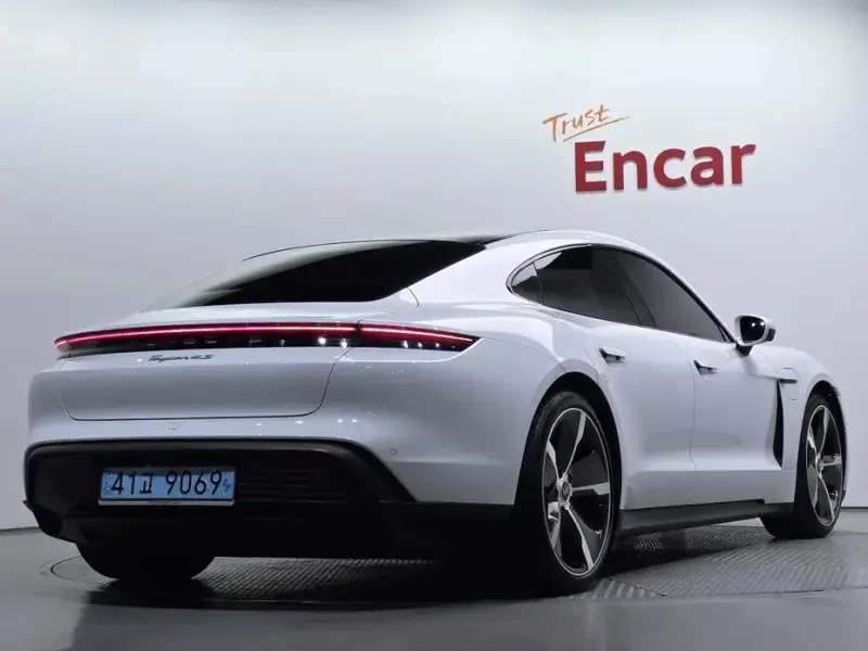 2021 Porsche Taycan с пробегом 30 608 км