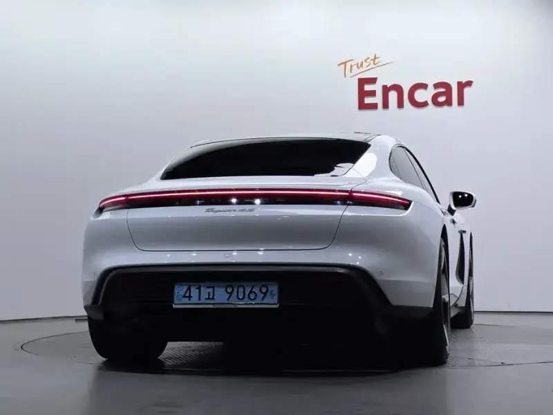 2021 Porsche Taycan с пробегом 30 608 км