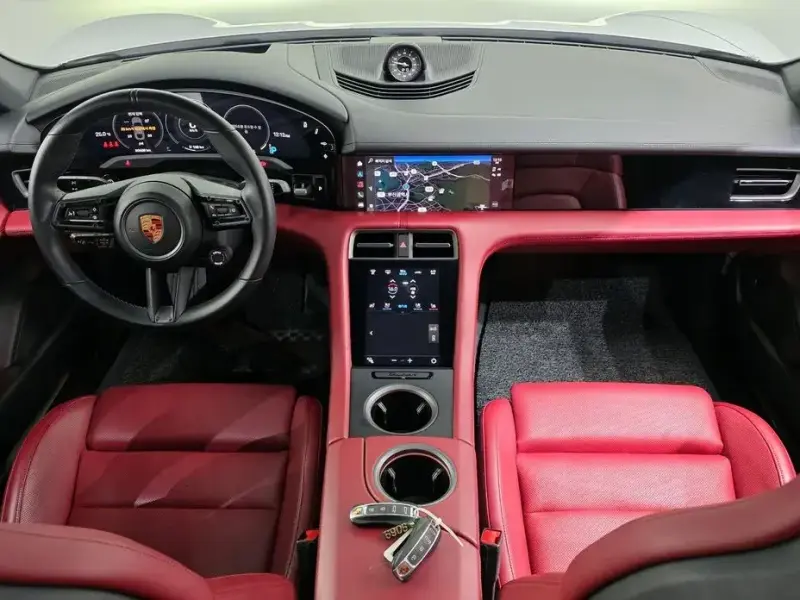 2021 Porsche Taycan с пробегом 30 608 км