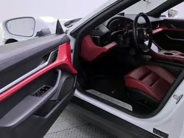 2021 Porsche Taycan с пробегом 30 608 км
