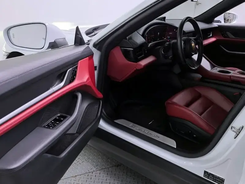 2021 Porsche Taycan с пробегом 30 608 км