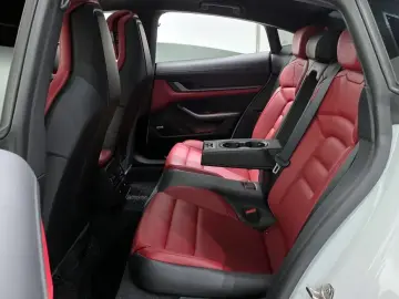 2021 Porsche Taycan с пробегом 30 608 км