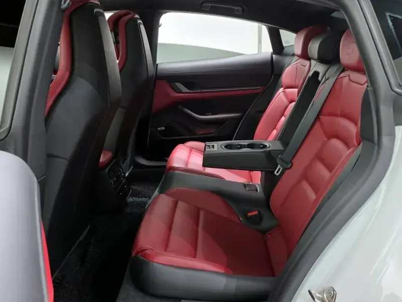 2021 Porsche Taycan с пробегом 30 608 км