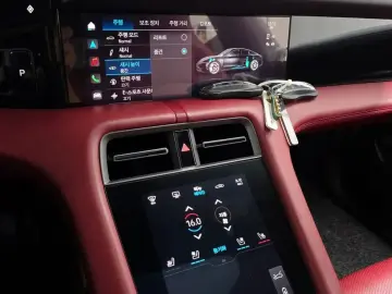 2021 Porsche Taycan с пробегом 30 608 км