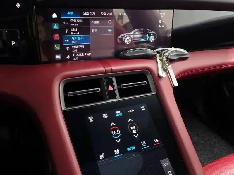 2021 Porsche Taycan с пробегом 30 608 км