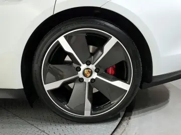 2021 Porsche Taycan с пробегом 30 608 км