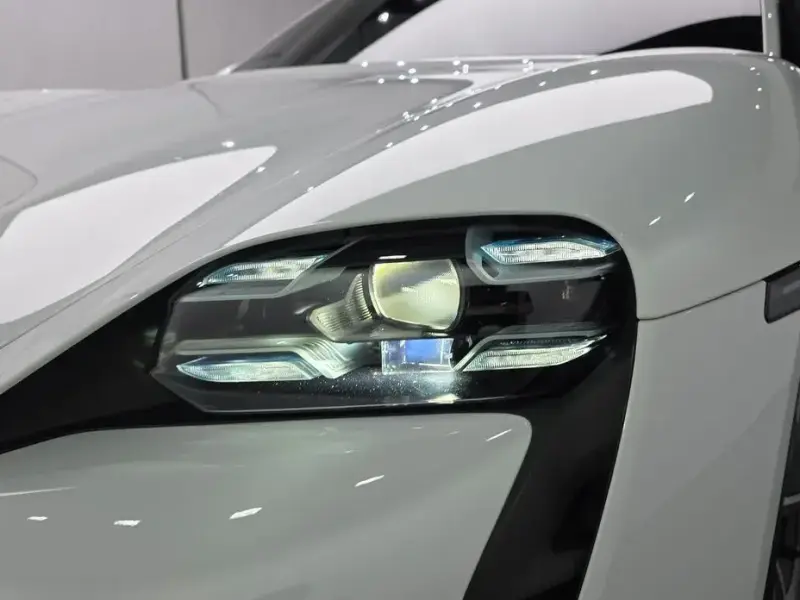 2021 Porsche Taycan с пробегом 30 608 км