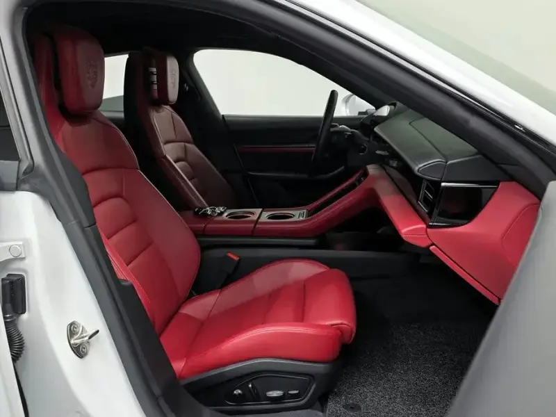 2021 Porsche Taycan с пробегом 30 608 км
