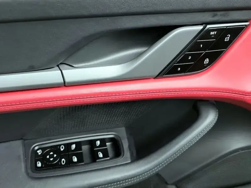 2021 Porsche Taycan с пробегом 30 608 км