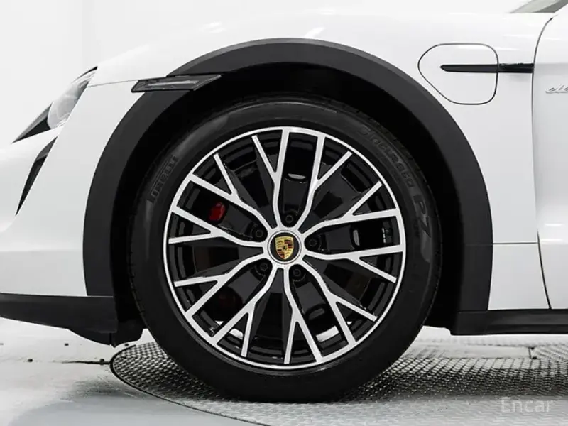 2023 Porsche Taycan с пробегом 31 820 км