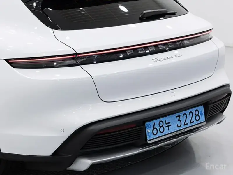 2023 Porsche Taycan с пробегом 31 820 км