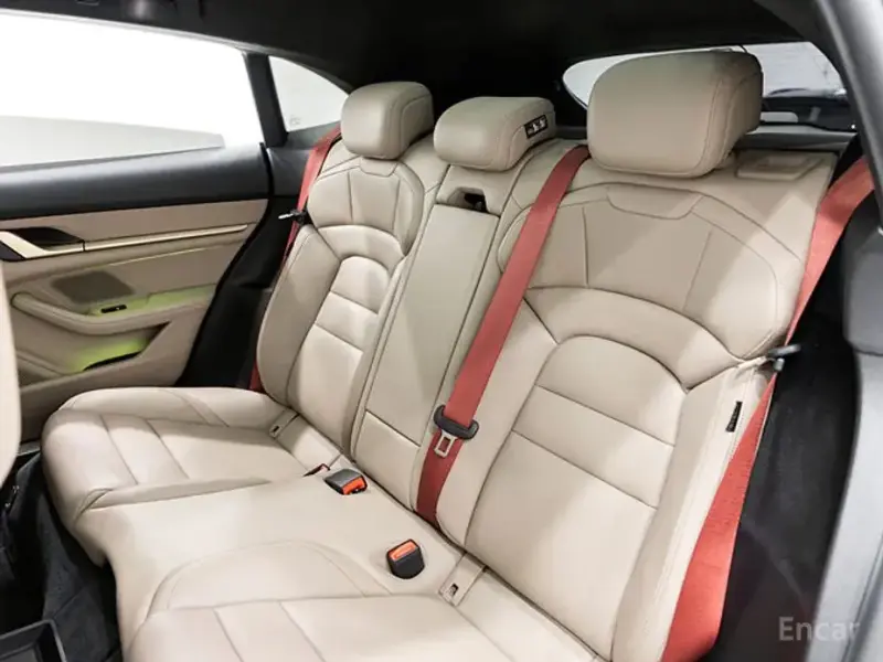 2023 Porsche Taycan с пробегом 31 820 км