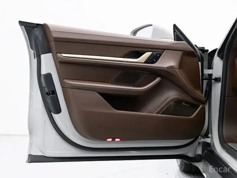 2023 Porsche Taycan с пробегом 21 090 км