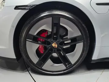2025 Porsche Taycan с пробегом 16 605 км