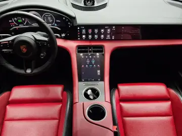 2025 Porsche Taycan с пробегом 16 605 км