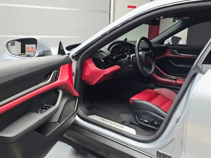 2025 Porsche Taycan с пробегом 16 605 км