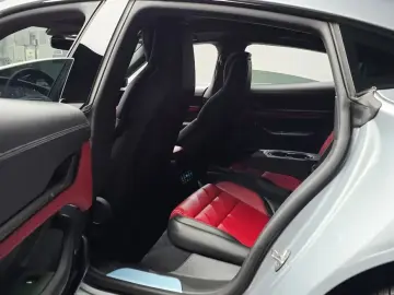2025 Porsche Taycan с пробегом 16 605 км
