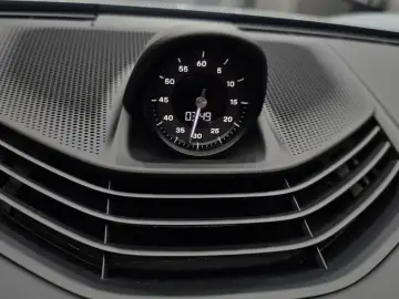 2025 Porsche Taycan с пробегом 16 605 км