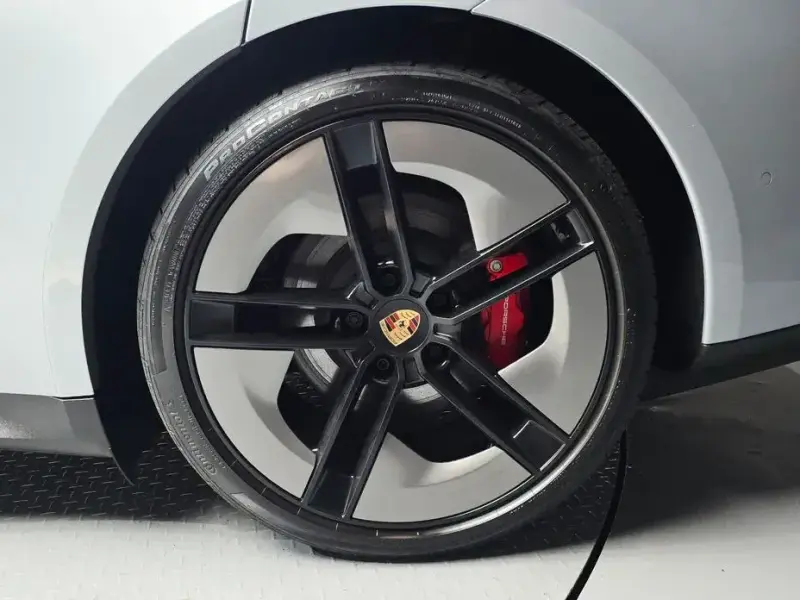 2025 Porsche Taycan с пробегом 16 605 км