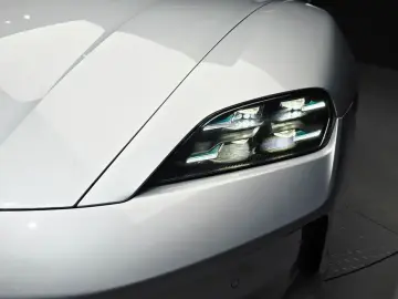 2025 Porsche Taycan с пробегом 16 605 км