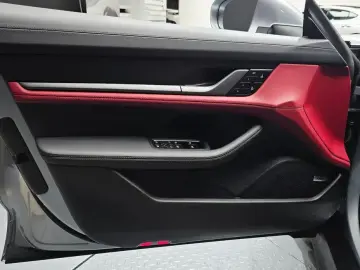 2025 Porsche Taycan с пробегом 16 605 км