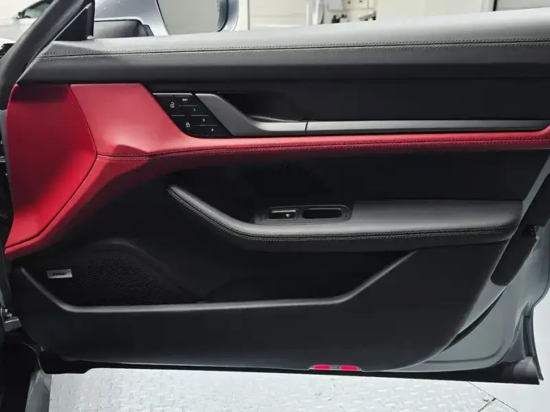 2025 Porsche Taycan с пробегом 16 605 км