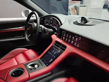 2025 Porsche Taycan с пробегом 16 605 км