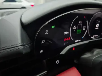 2025 Porsche Taycan с пробегом 16 605 км