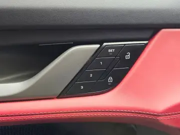 2025 Porsche Taycan с пробегом 16 605 км