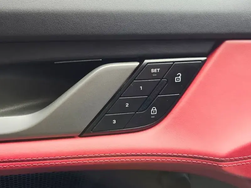 2025 Porsche Taycan с пробегом 16 605 км
